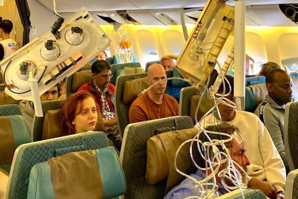 新加坡航空的航機出事後，機艙一片混亂。