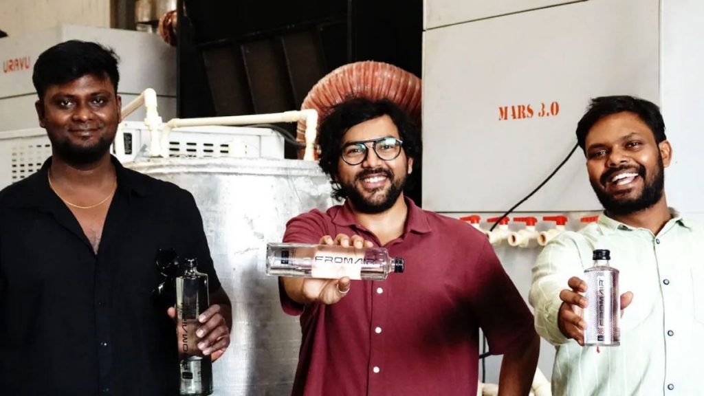 施華斯達（中）和兩位友人共同創立社企，開發用空氣製水的技術。（圖片：Uravu Labs）