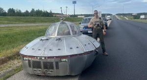 UFO 車輛造型有趣，連警員也不忘「打卡」（Facebook）。