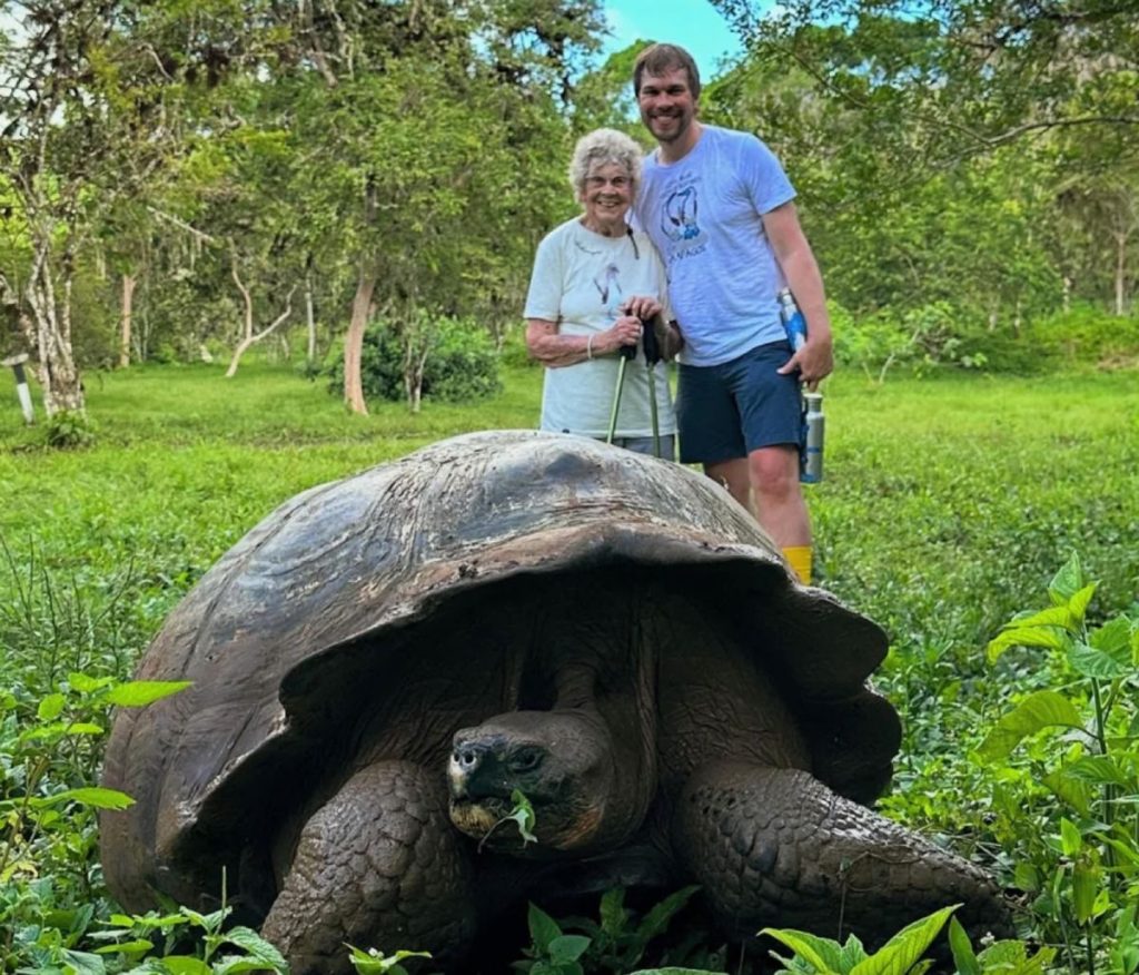 在加拉巴哥群島（Galapagos Islands）遇上巨型烏龜，Grandma Joy驚嘆：「真美妙！牠們還會將殼升高呢。」